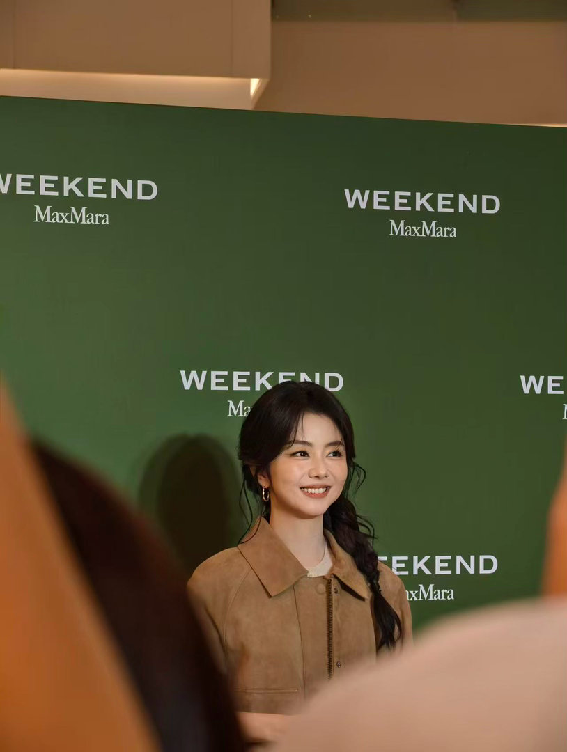 谭松韵短裙单马尾少女感爆棚谭松韵成都活动线下人气 短裙单马尾造型元气十足，谭松韵