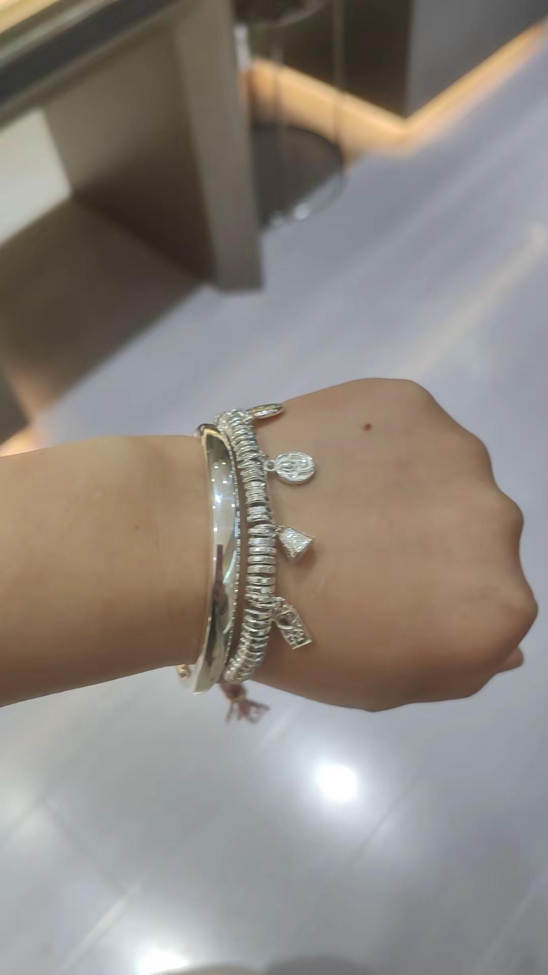 头脑发热一下买了两个，花了我2300大洋，回到家里又后悔买了，感觉上当买贵了被骗