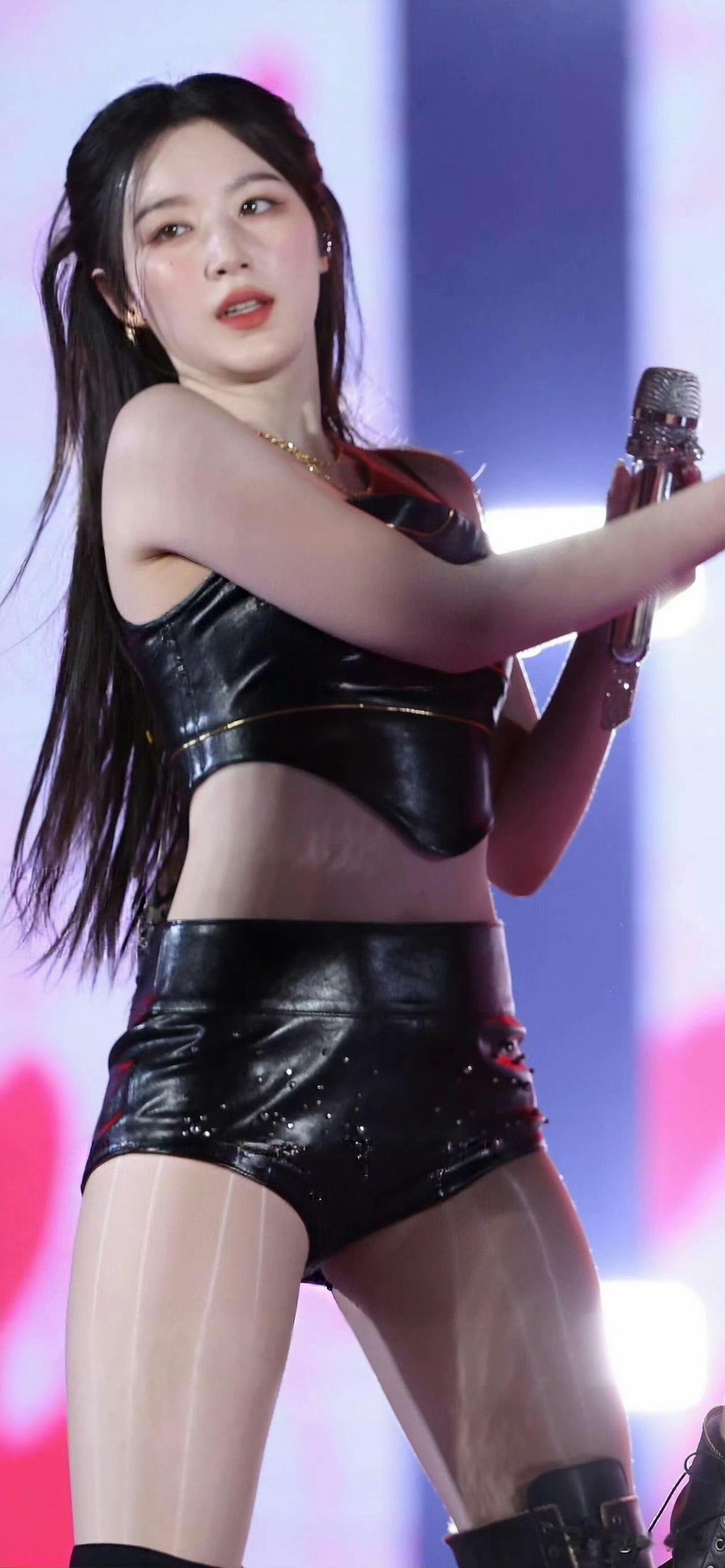 叶舒华，2000年1月6日出生于台湾省桃园市，中国台湾女歌手，韩国女子演唱组合i