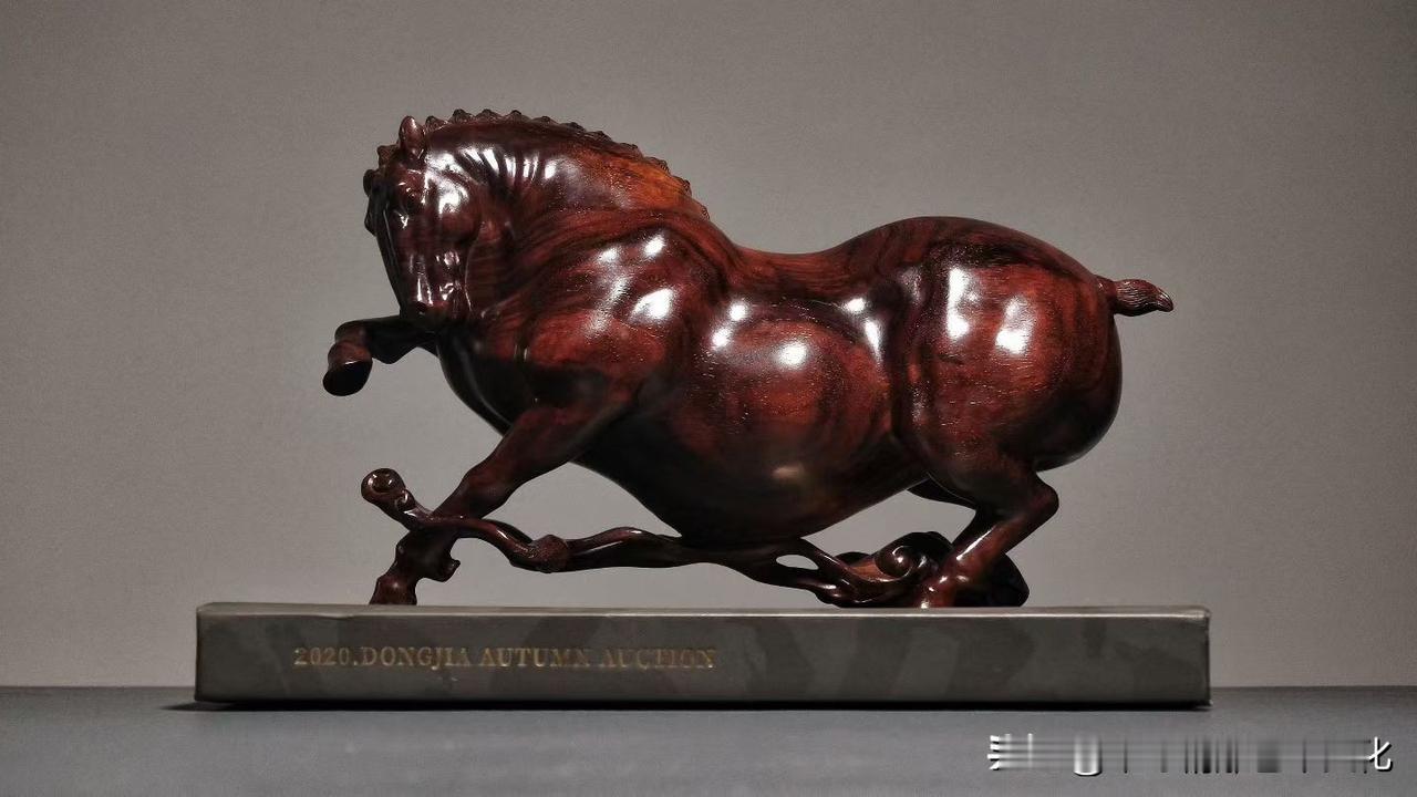 有些马，不在“奔”，而在“将奔未奔”的那一刻。

小叶紫檀沉稳如夜，油润含光，越