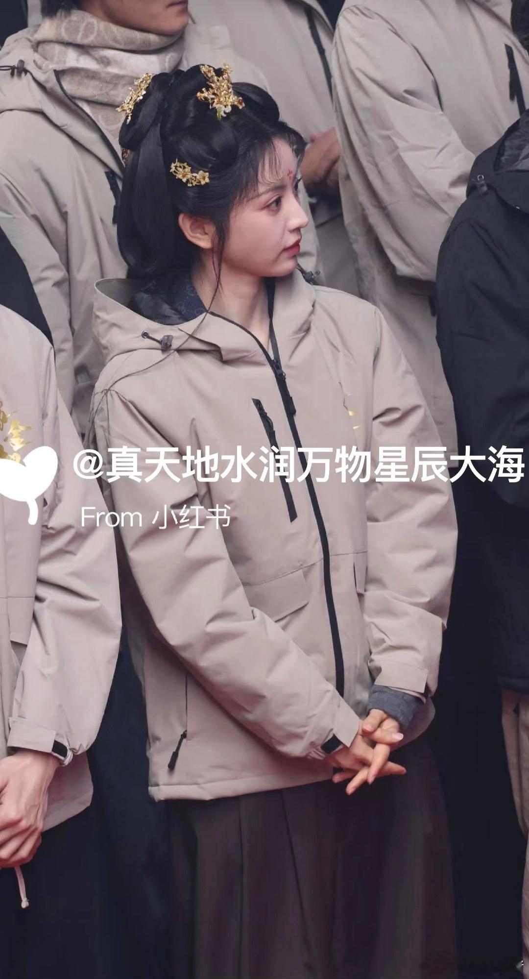 田曦薇、闫桉新剧开机路透 