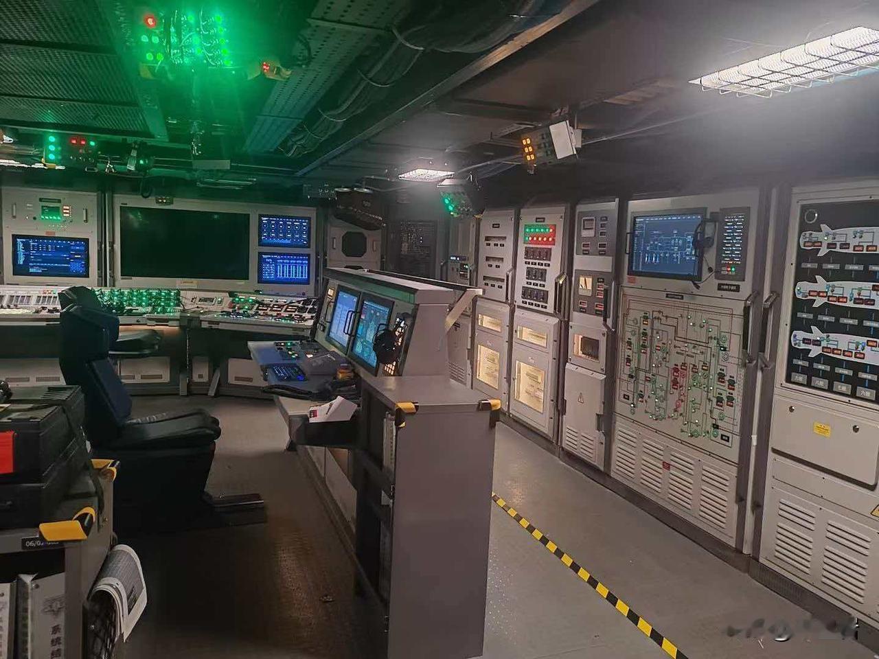 中国的新船真的是越造越漂亮！很多年前上过几次老式的潜艇，实话实说，那简直就……