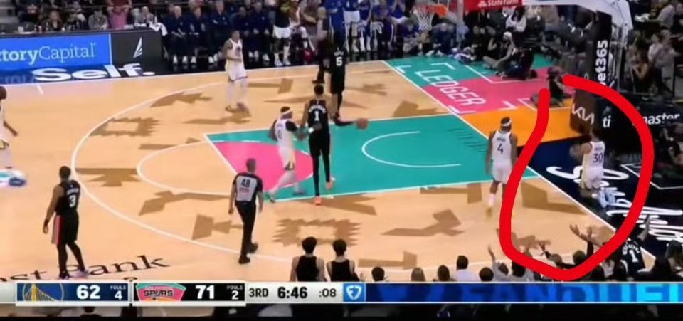 文班亚马最后刷了一个助攻，完成了三双卡斯尔刷了一个篮板，完成了三双库里一个人拿到