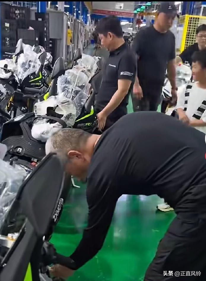 报告张总，有个贼头鼠目的家伙在车间转来转去…牙哥又可以骑820去泡妞了，且忙了