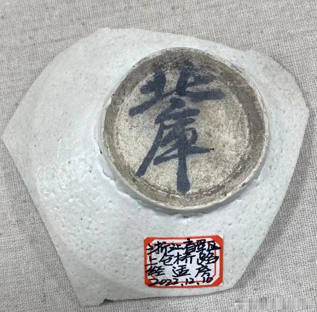 当今的社会里，离婚似潮，许多婚姻崩溃，看似是没钱，其实是无义；婚姻无感情，感情无