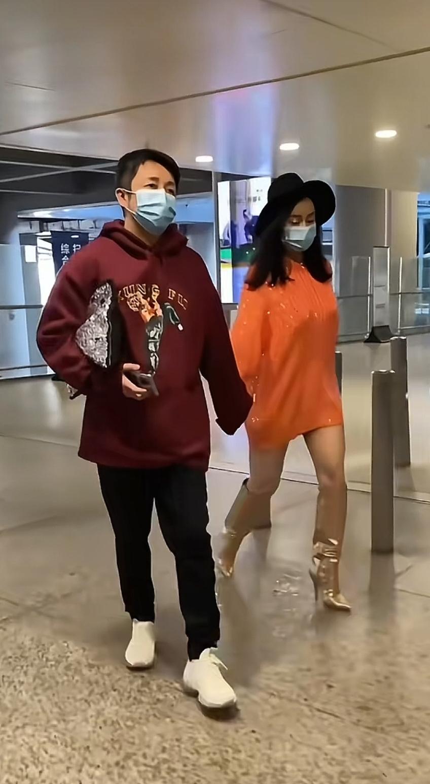 难怪邹市明会看上冉莹颖。
就看这夫妻的穿搭吧，说简单吧不简单，冉莹颖大橙色上衣配