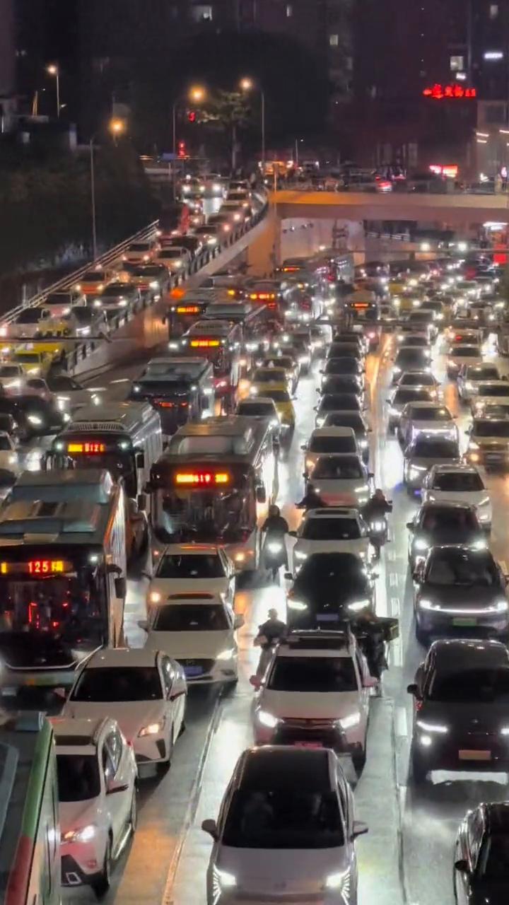 晚上十点了，观音桥网红打卡点，好多人。插翅难逃，大堵车。观音桥的大辣椒，观音桥大