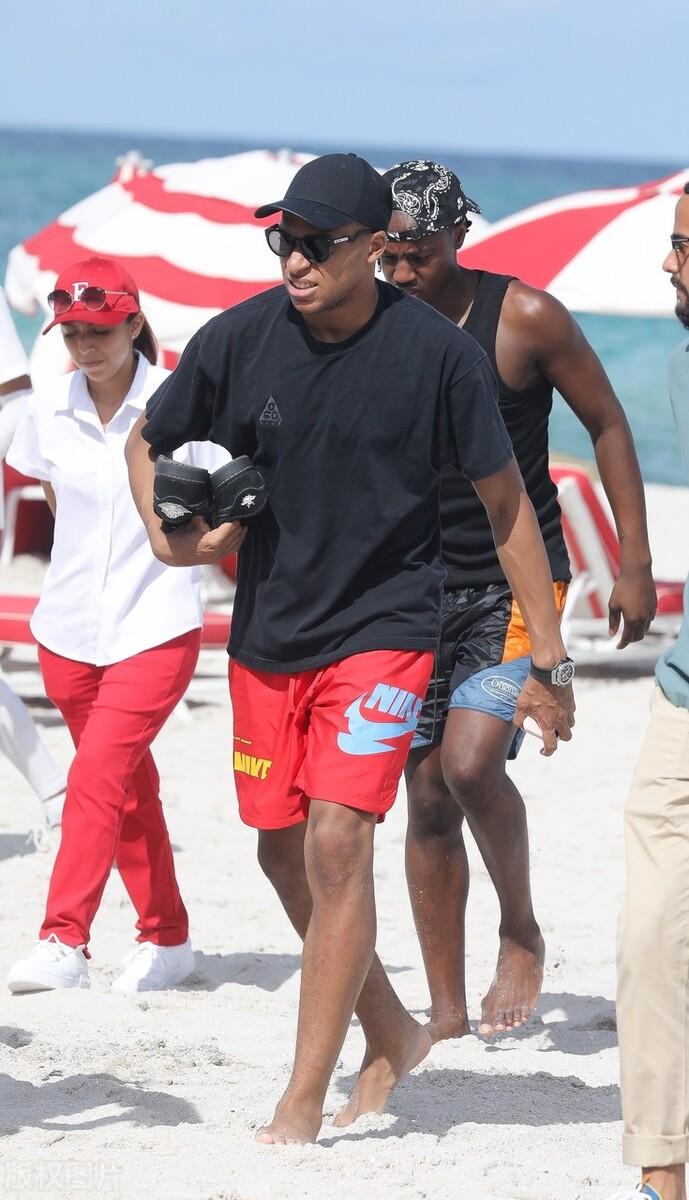 姆巴佩去迈阿密搬砖了？[捂脸][捂脸][捂脸]黑+红，挺符合姆巴佩的气质[笑哭]