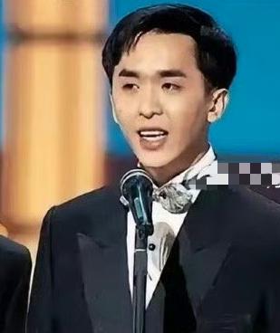 被誉为香港最听话富二代，养了3个女朋友，15亿家产花了30年，竟然还有17亿。他