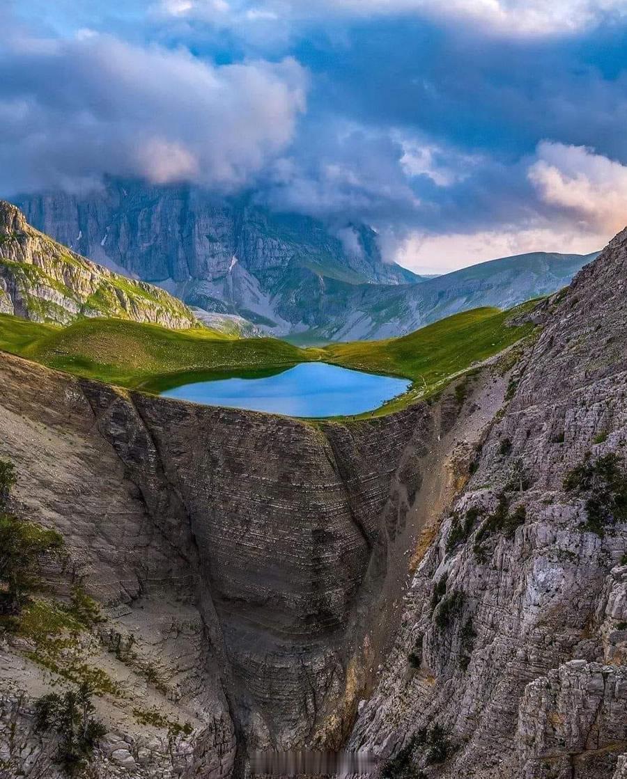希腊的龙湖，因民间传说中巨龙搏斗造就地貌而得名，但实际是在上一个冰河时代形成的，