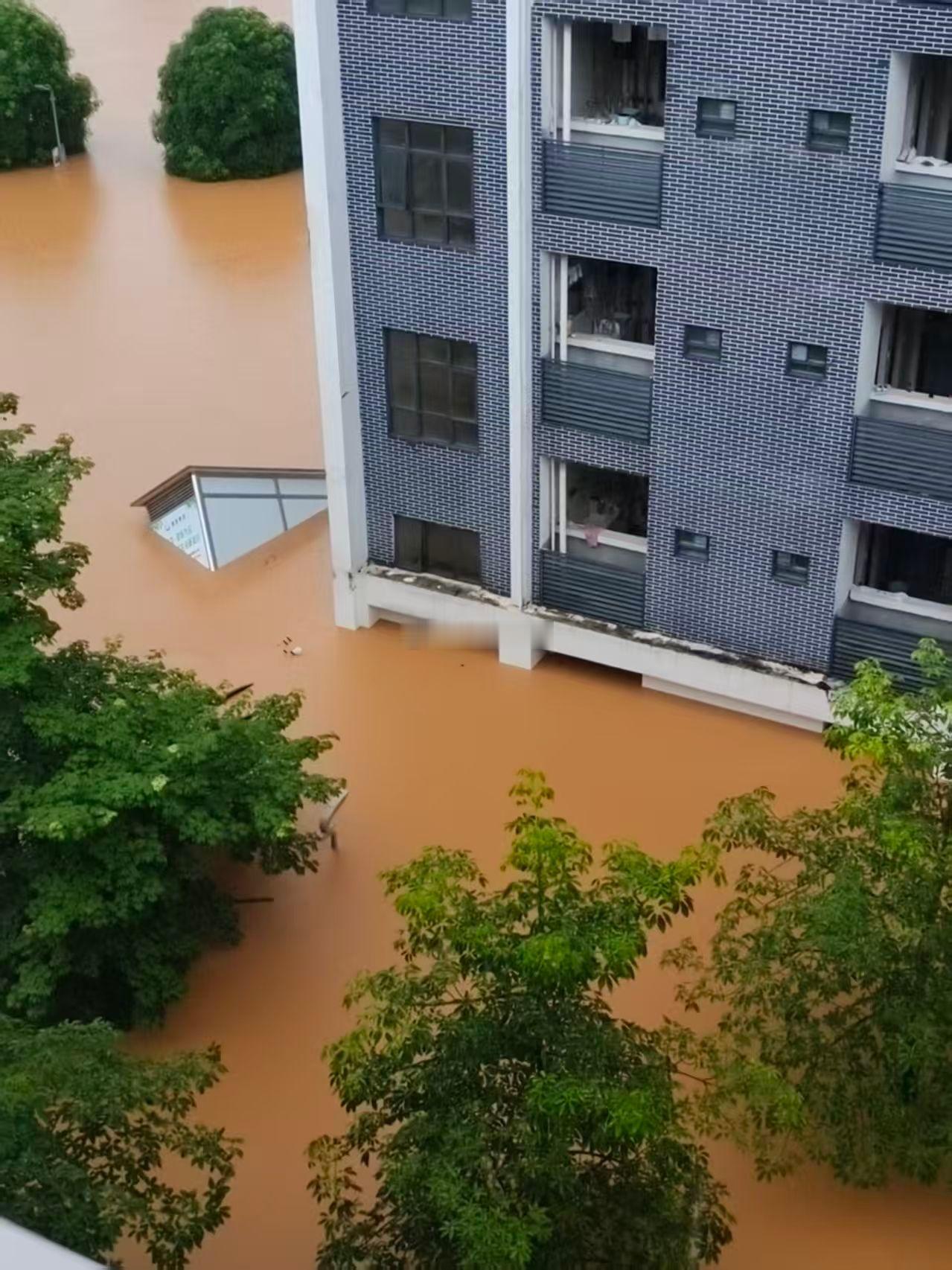 7月7日，广西物流职业技术学院有学生反映，洪水已淹没宿舍楼一楼，校内断电断水。广