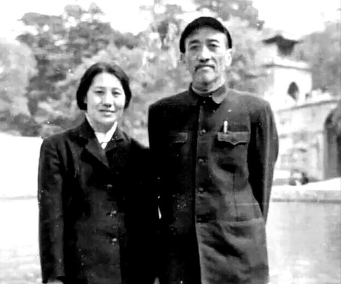 1960年代初，盘锦大洼子农场副场长吴成德正带领职工晒粮，突然有辆小车缓缓驶来。