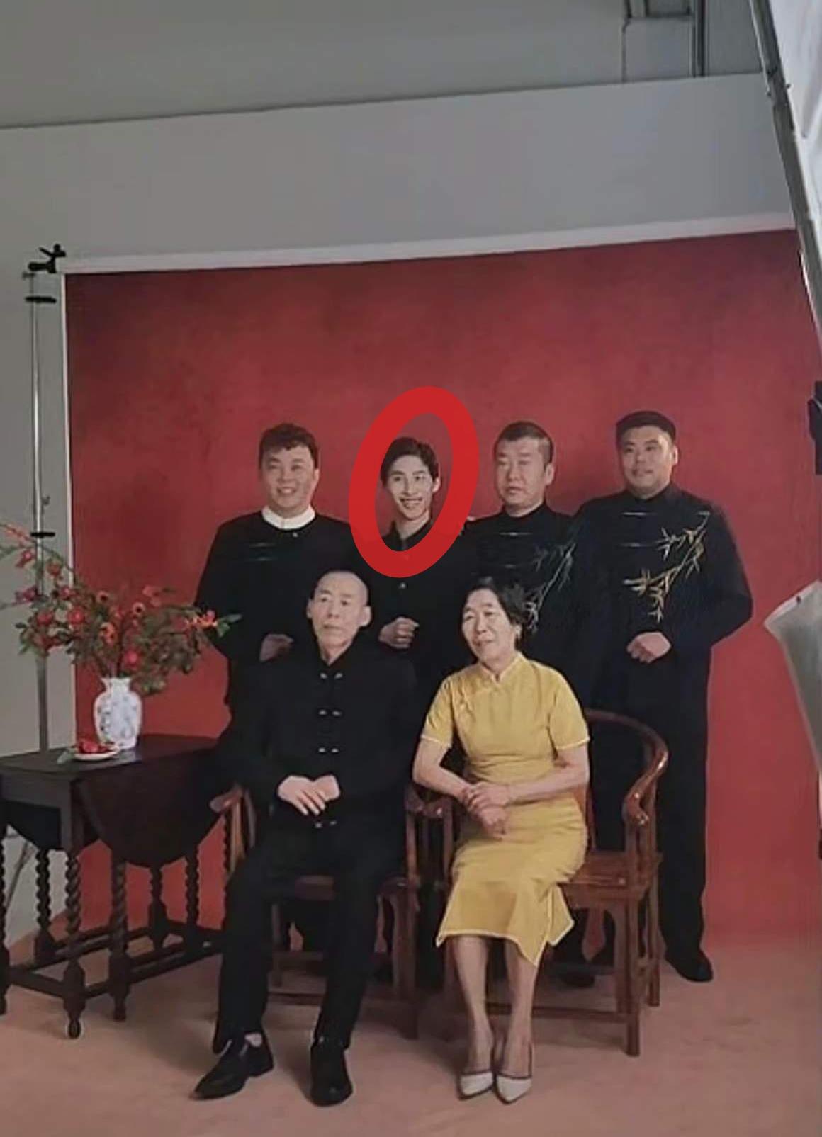 张云鹏拍全家福，这2个地方可能做法还有点欠妥：

第1.没有和自己的亲生母亲拍照