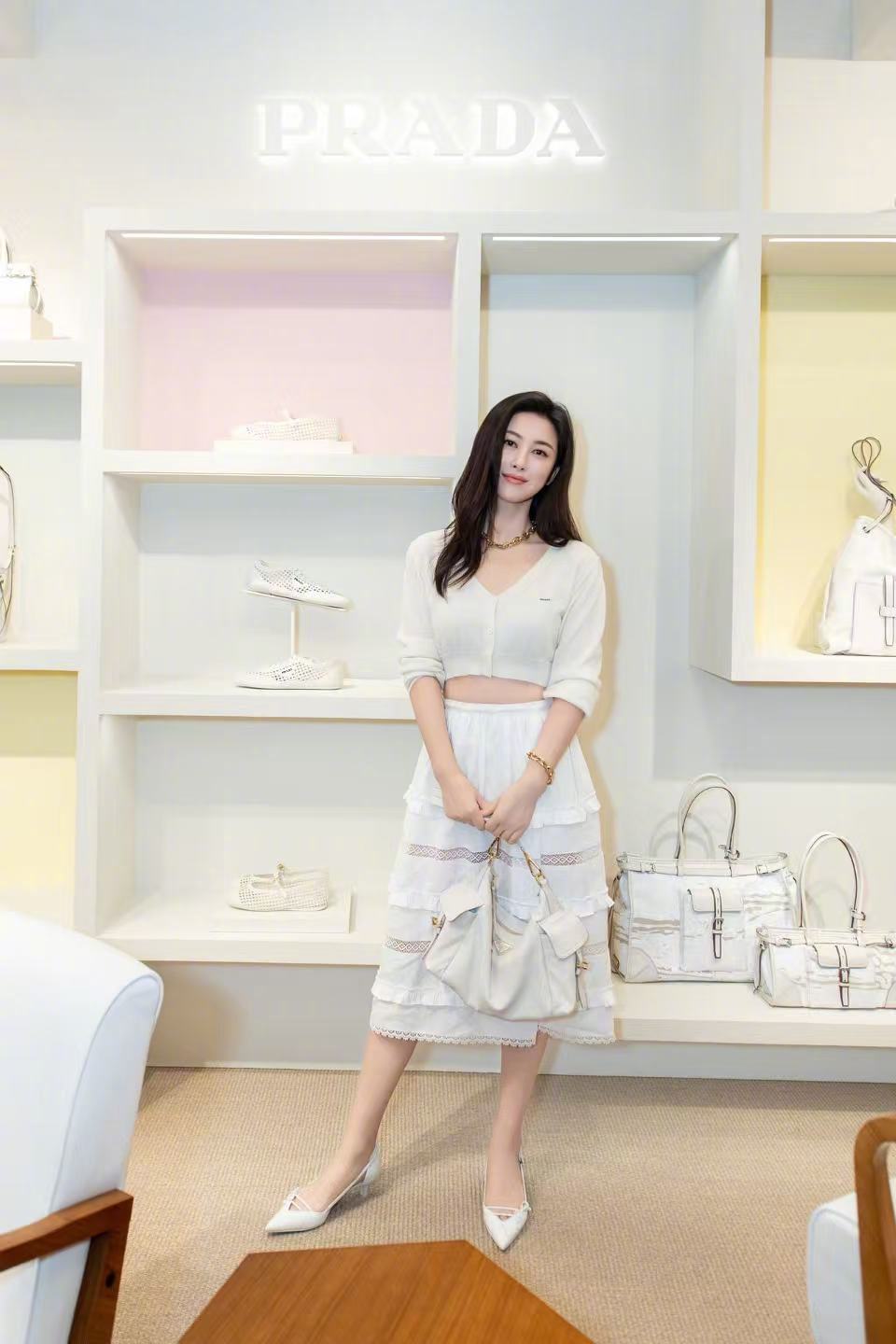 出席Prada White Sun限时快闪店启幕活动的：            