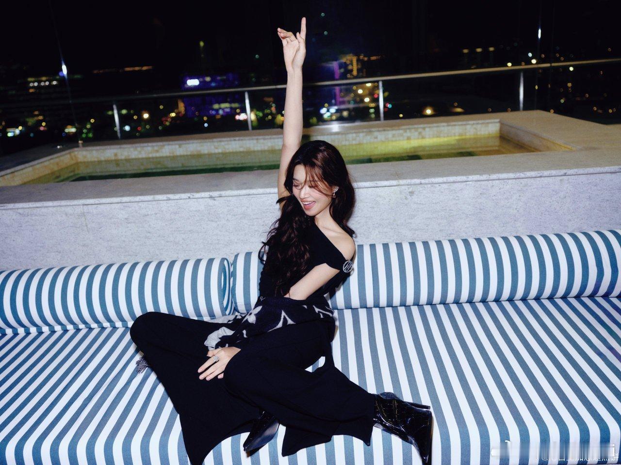 卢昱晓晚宴造型也好看，保持这个妆造水平好吗🙏我要看到美美的噜噜晓