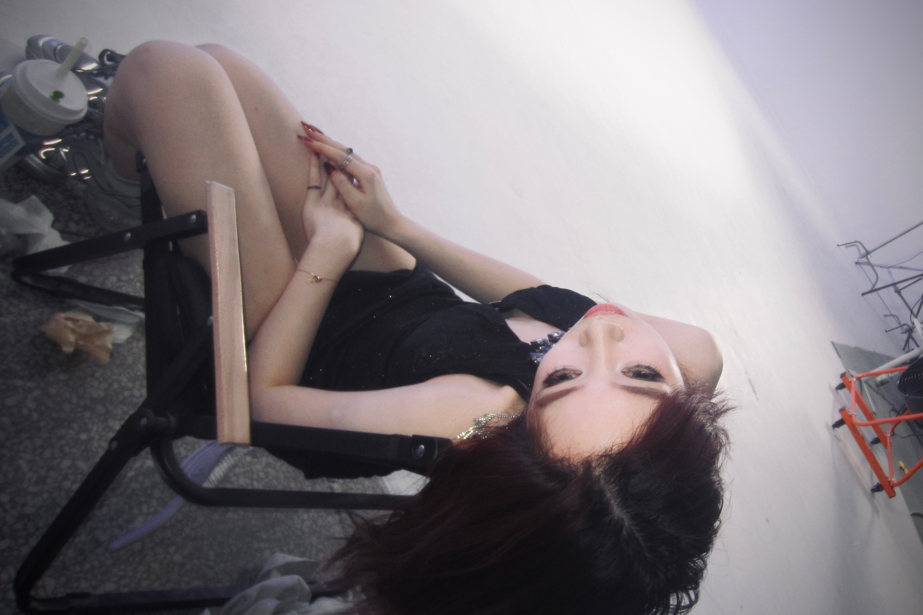 本低精力人的一天：顶着发炎三天的智齿与睡眠不足5h的肿胀脸颊，脚踩12cm细高跟