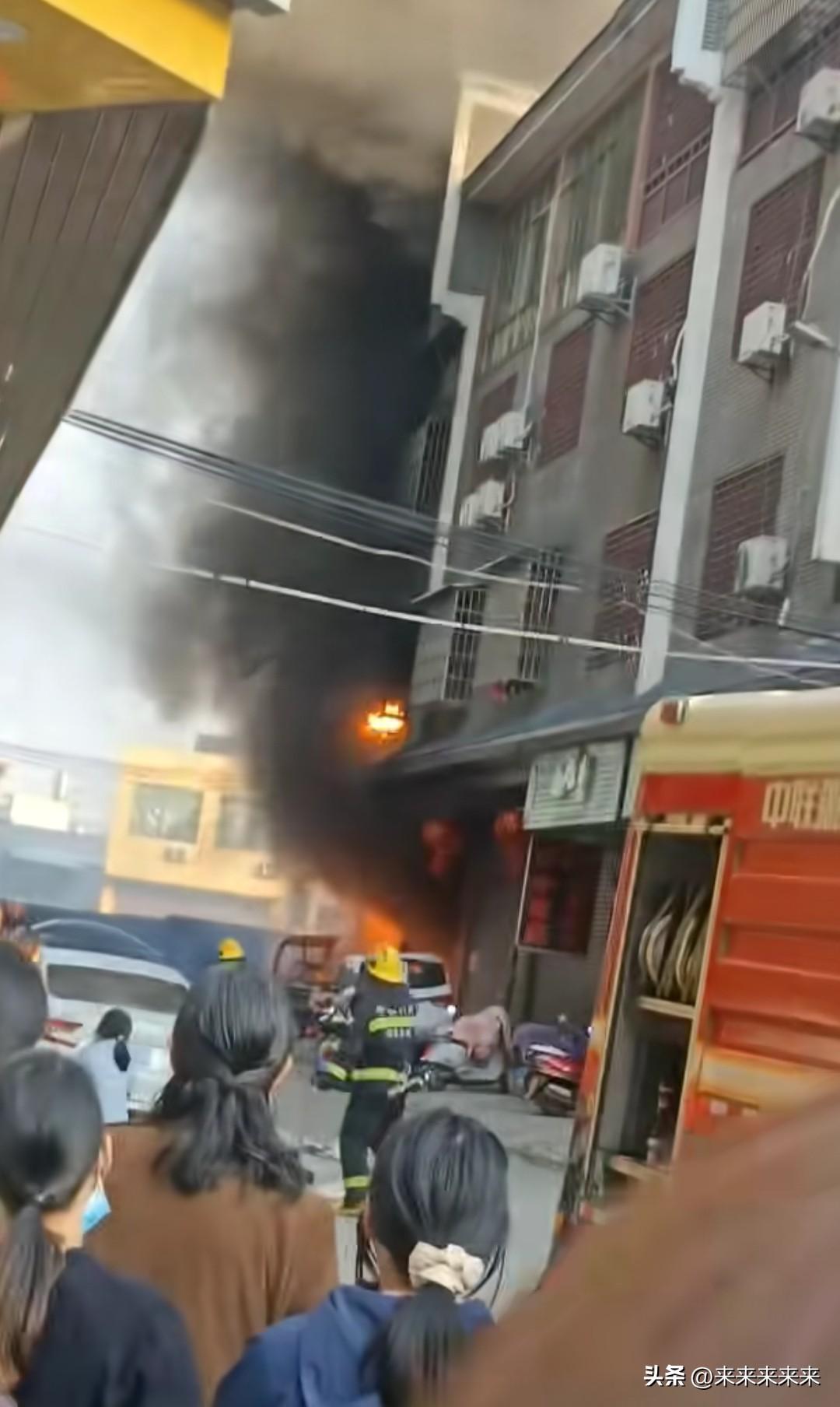 3月11日上午9时23分，江华瑶都大道充电站的监控画面里，那辆新能源面包车底部先