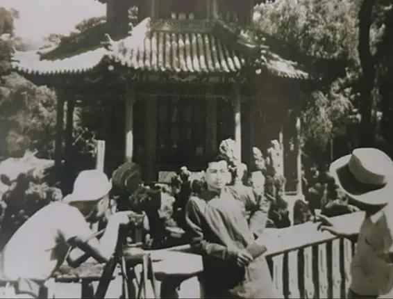 电影《野火春风斗古城》现场拍摄工作照
图一 王心刚在拍摄
图二 导演给王晓棠 赵