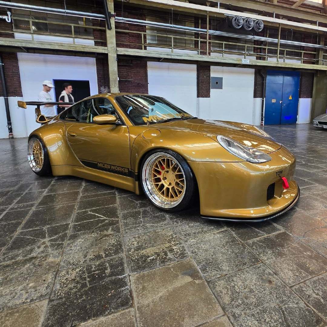 既然没有？那就自己改一台 RWB 风味宽体的 保时捷911 996代的宽体911