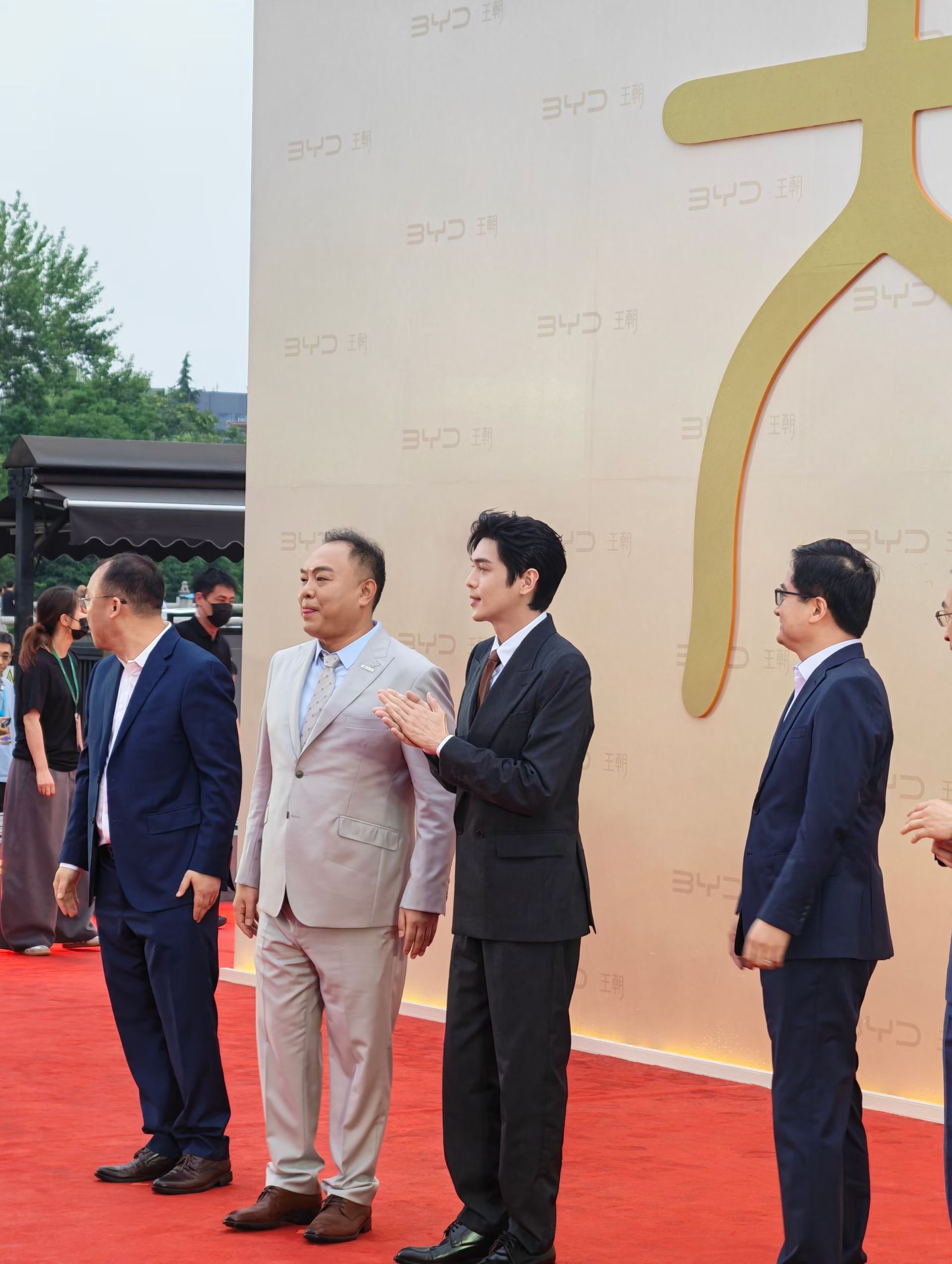 阴天也无法暗淡张若昀的帅，大唐EV代言人，比亚迪挑的是真好呀！你们喜欢张若昀的哪