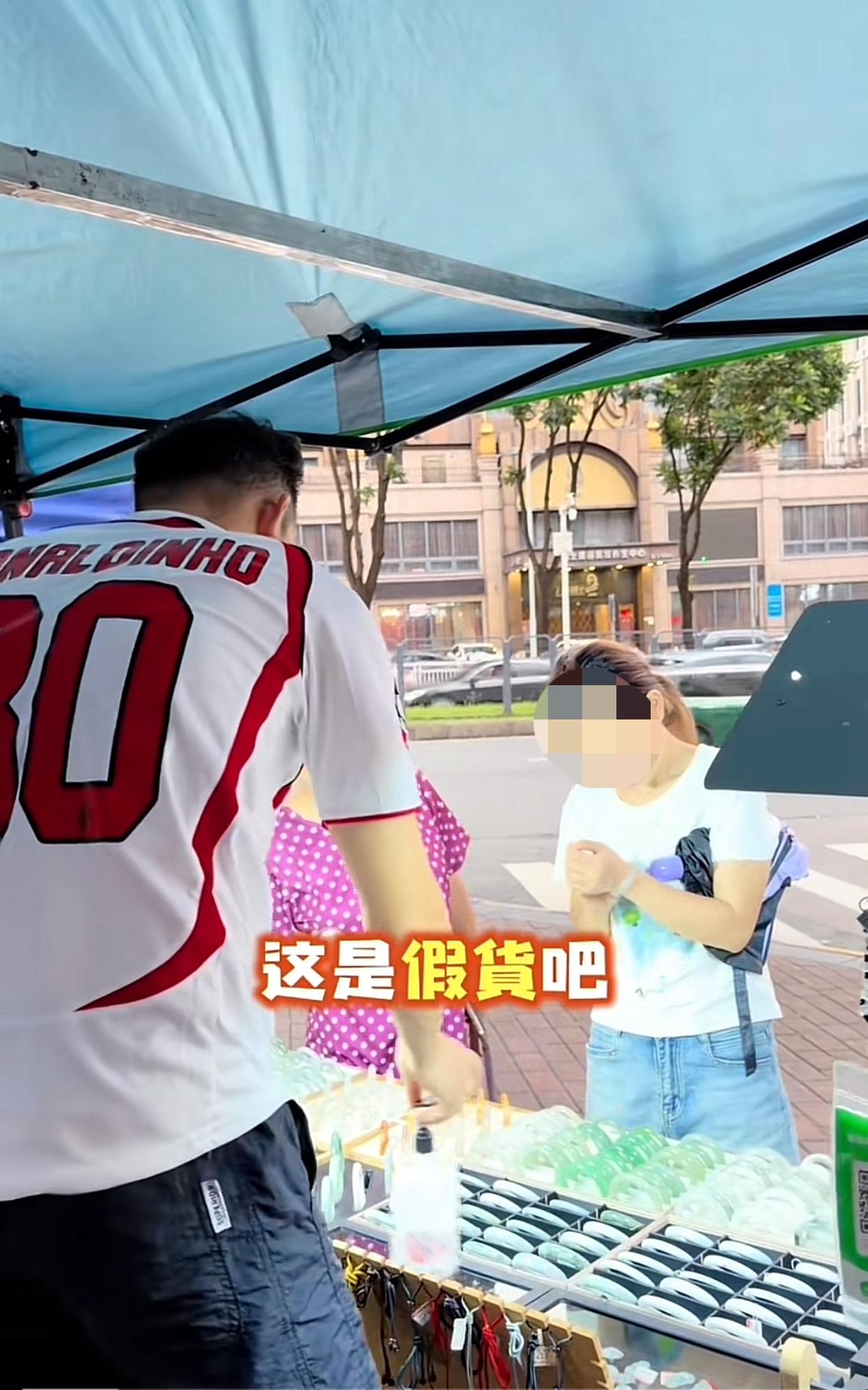 近日广东东莞，一名男子他是售卖玉手镯的，当天一名顾客正在摊前试戴手镯，这时摊位前