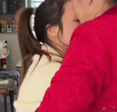 11月16日，湖南一女子因丈夫外面有人，无奈和丈夫离婚，离开家时跪别公公和婆婆，