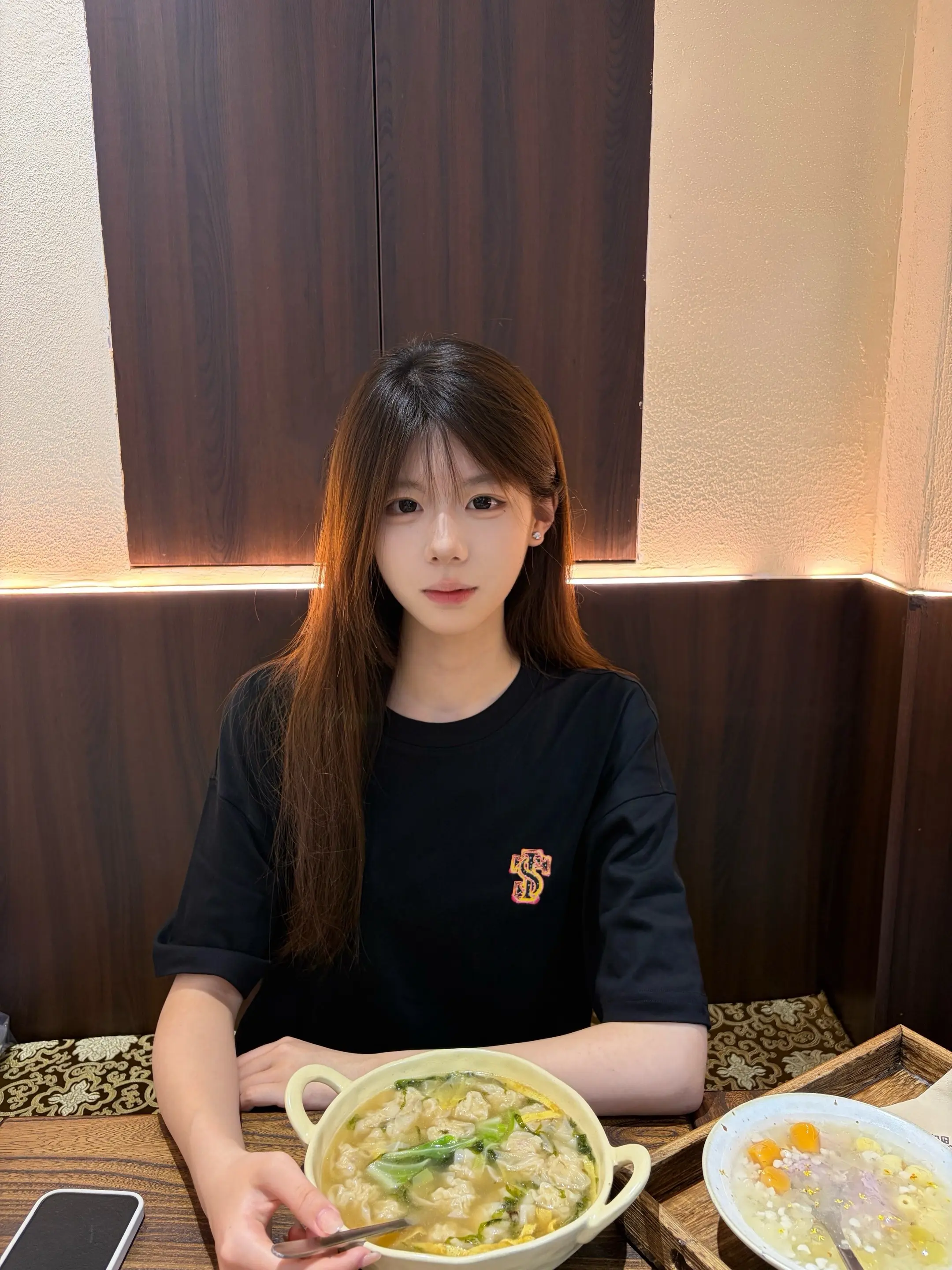 那天你的态度 我全部记住了 像玻璃渣一样刺在我心里 我再也说不出安慰自己的话了