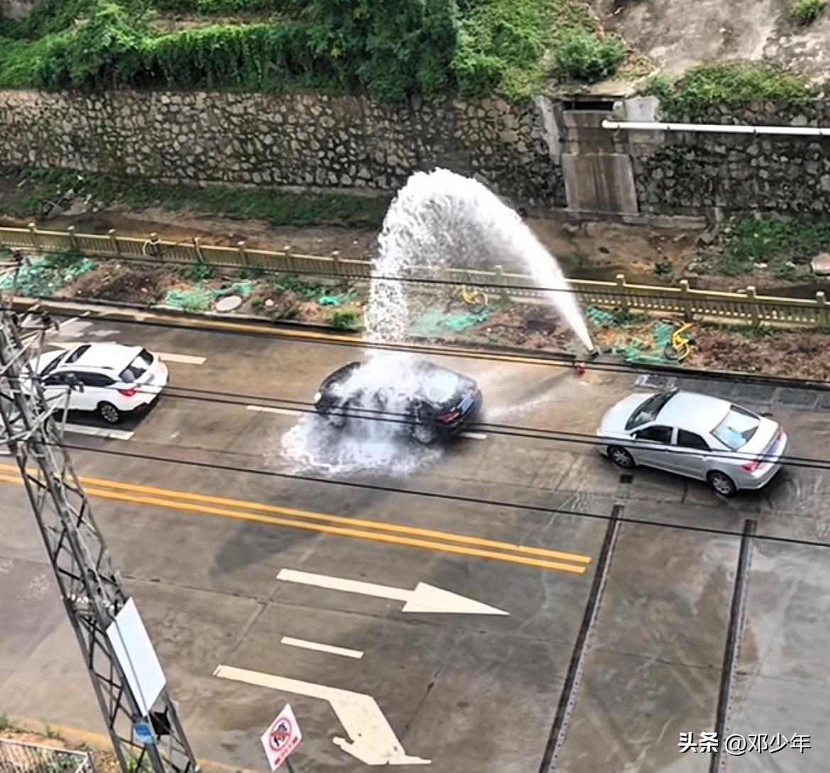 洗个车花几个钱啊？非要排队去蹭消防栓的水洗一下！