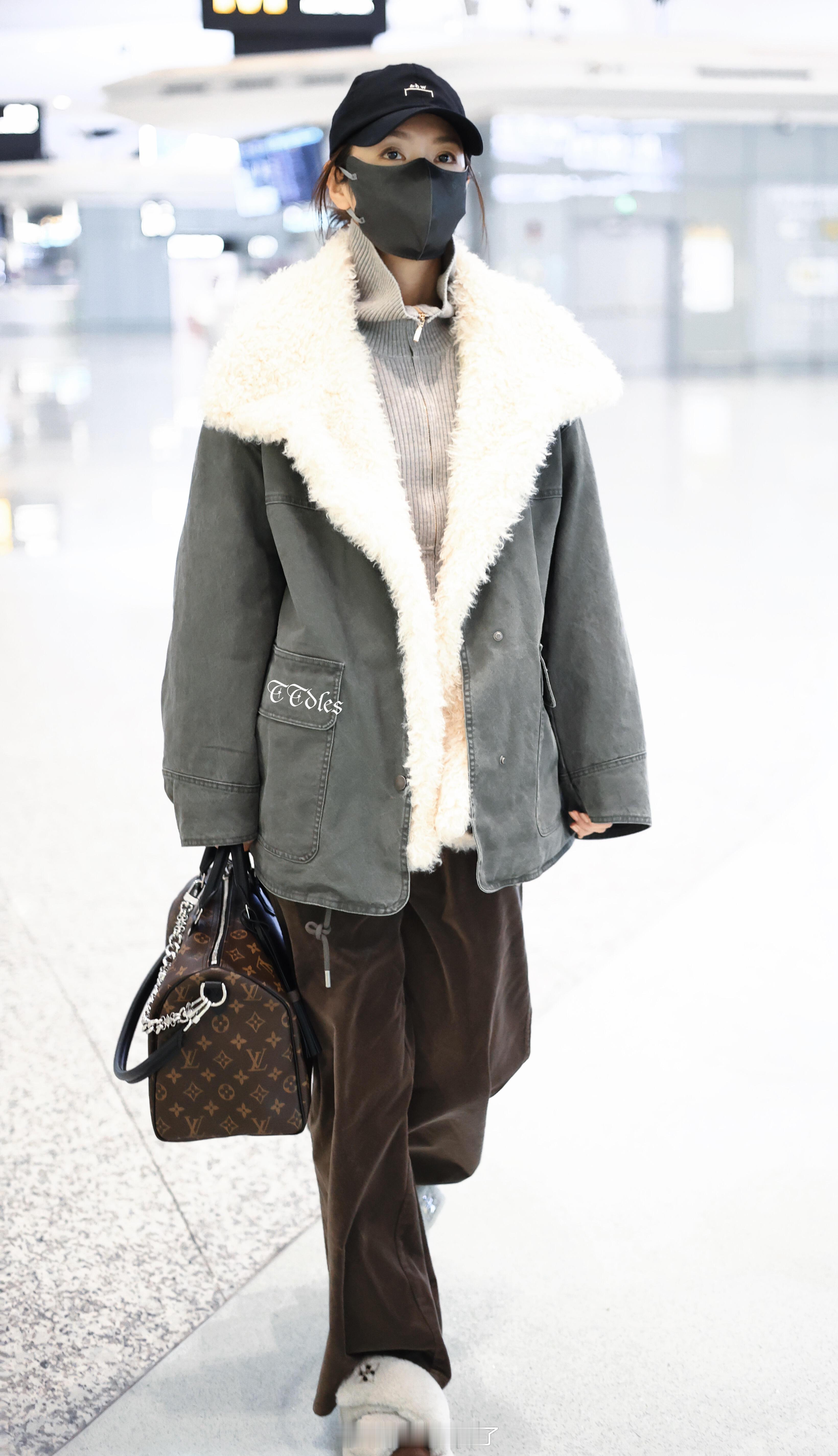 李云霄机场路透穿着拖鞋软软糯糯超绝松弛感 