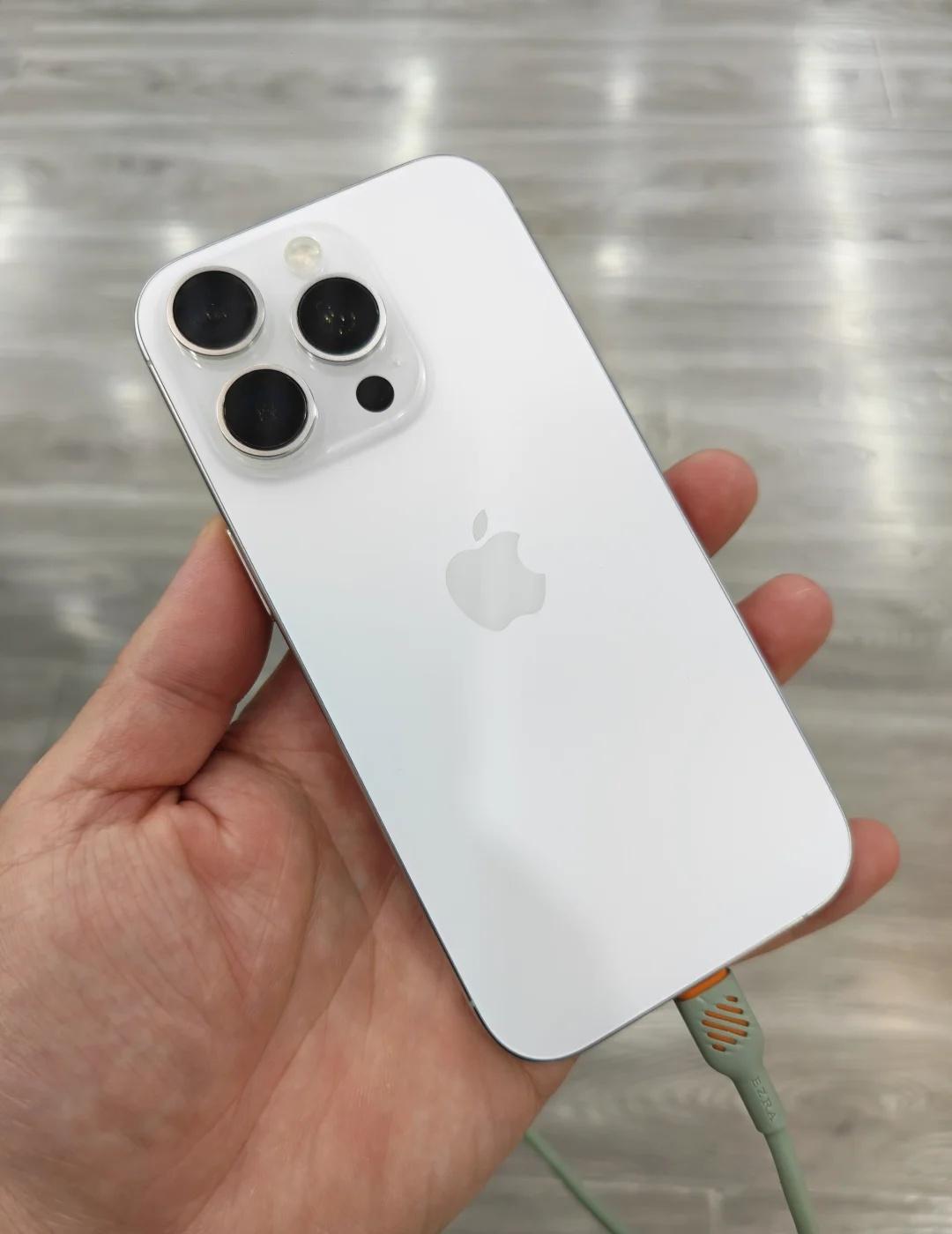 出1T 国行 iPhone16 Pro 白色 极品机
成色非常新 电池一般88
