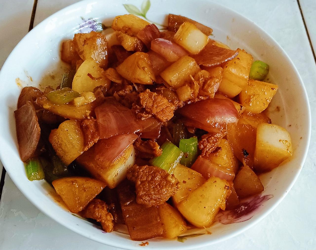 白萝卜烧肉，咸香中带着清甜。