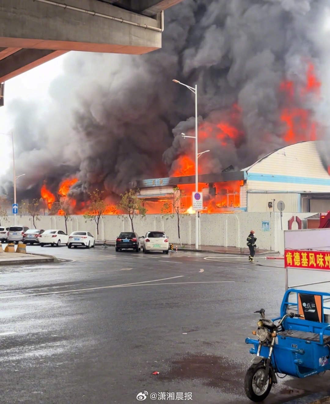 【东莞一#鞋材厂起火厂房燃起冲天黑烟#，#应急局回应鞋材厂起火冒大量黑烟#：已经