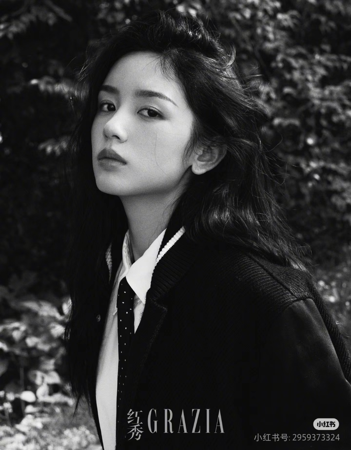 【周也】被此女帅到笔筒完全家常便饭周也牛仔裤 大大方方微博之夜内场