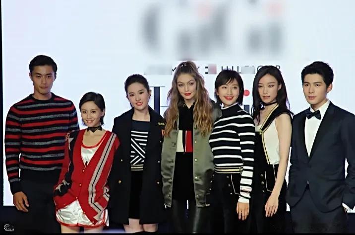 中间这外国女人谁呀？把我们神仙姐姐都给比下去了#哪位女星惊艳＃#