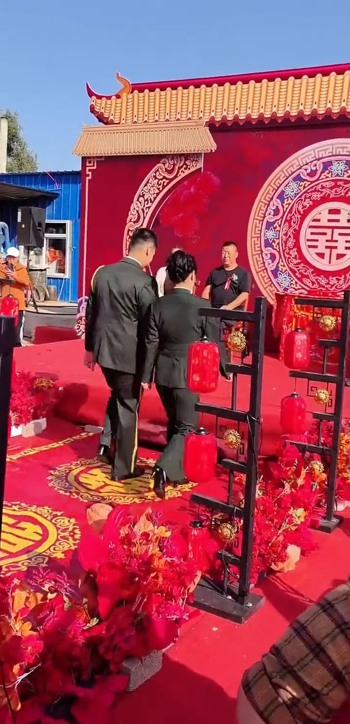 无论是二位新人还是三位新人，都应该好好珍惜这一天。