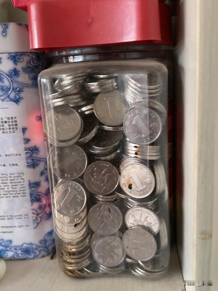 我家里也有几枚一分、二分的老钱币。这些一分、二分硬币属于第二套人民币辅币，是我国