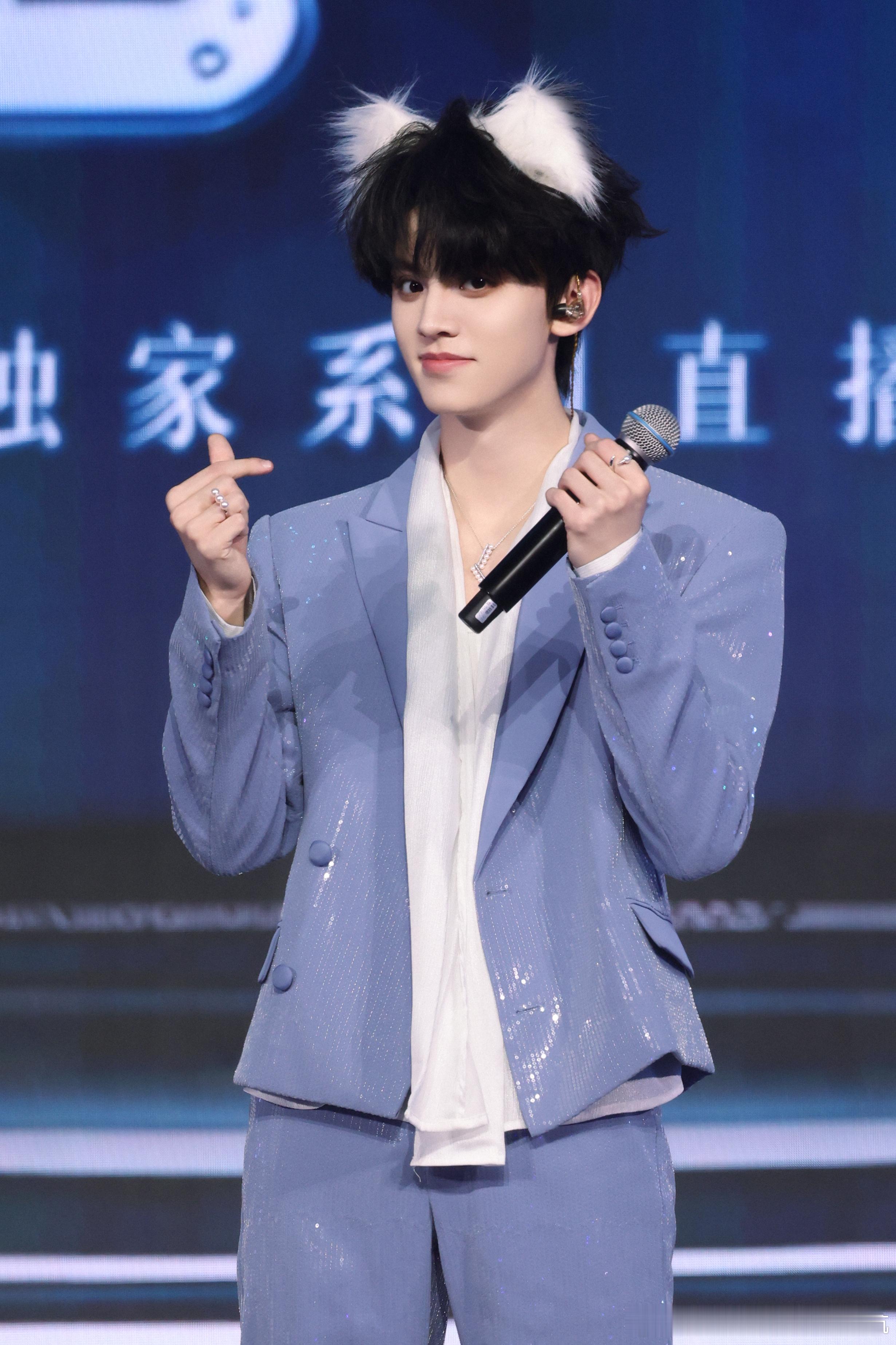 左航让爸妈把厚米接走了  左航因为后续工作比较忙碌，担心自己没有时间照顾小猫，于