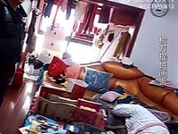 上海一女子在阳台冲刷窗台灰尘，污水流向了一楼邻居家阳台。邻居见状立即大声质问，女