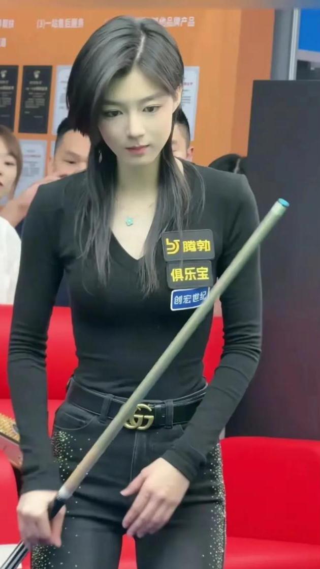 王思诺，2007年生于辽宁葫芦岛，中式台球职业女选手，师从名将代勇，也是一名兼职