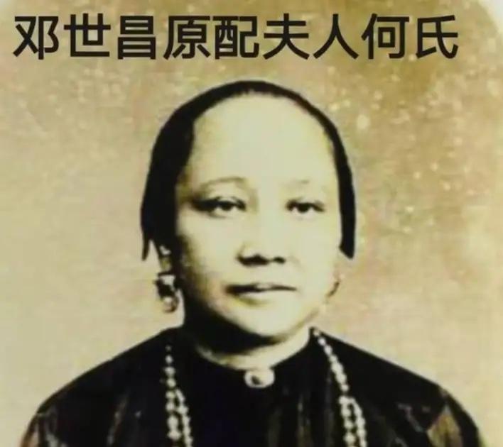 下图是邓世昌的原配何氏，邓世昌牺牲时，她已经为邓世昌生下了两子五女。彼时，邓世昌