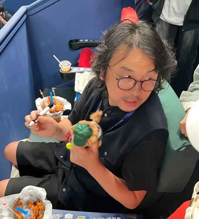 很好奇的一点
雷佳音怎么就突然留起了长发换造型了
是因为新作品需要呢
还是自己想