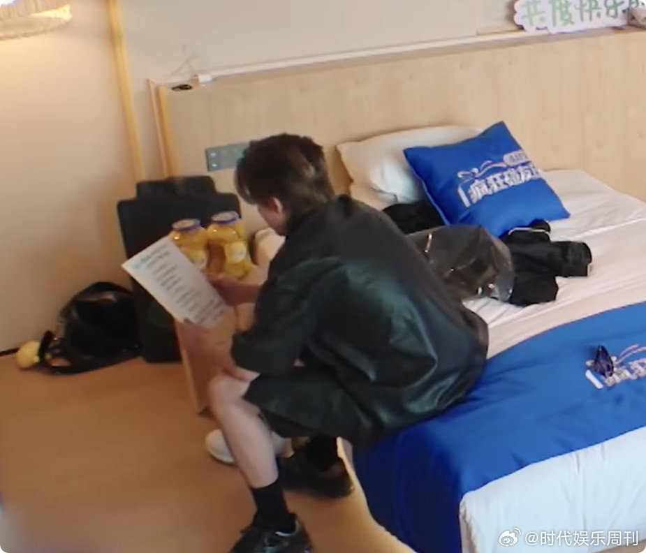 王鹤棣武大靖给王鹤棣送黄桃罐头武大靖细腻又温柔，用东北人最看重的黄桃罐头祝棣棣天