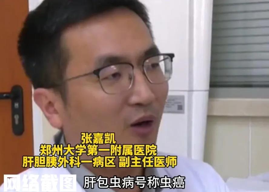 河南郑州有年轻男子去青甘旅游。

在男子来到大草原后，面对香气扑鼻的牛羊肉串立马