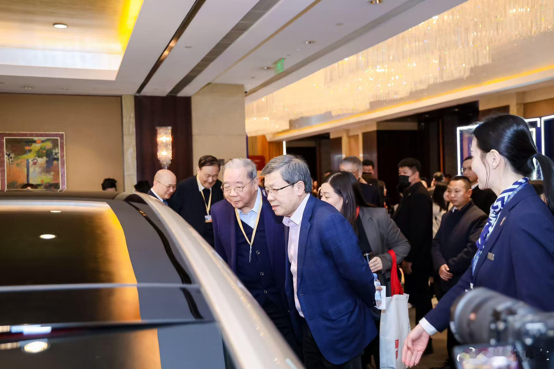 尊界S800 作为《中国企业家》年会首席战略伙伴，它早不止是代步车——高级配色+