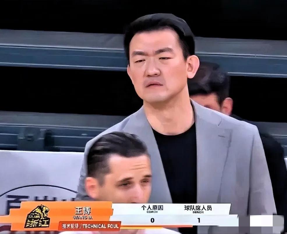 爆了！王博直接指着裁判开骂！广厦这口气真的憋炸了！

就在刚刚第三节，场上火药桶