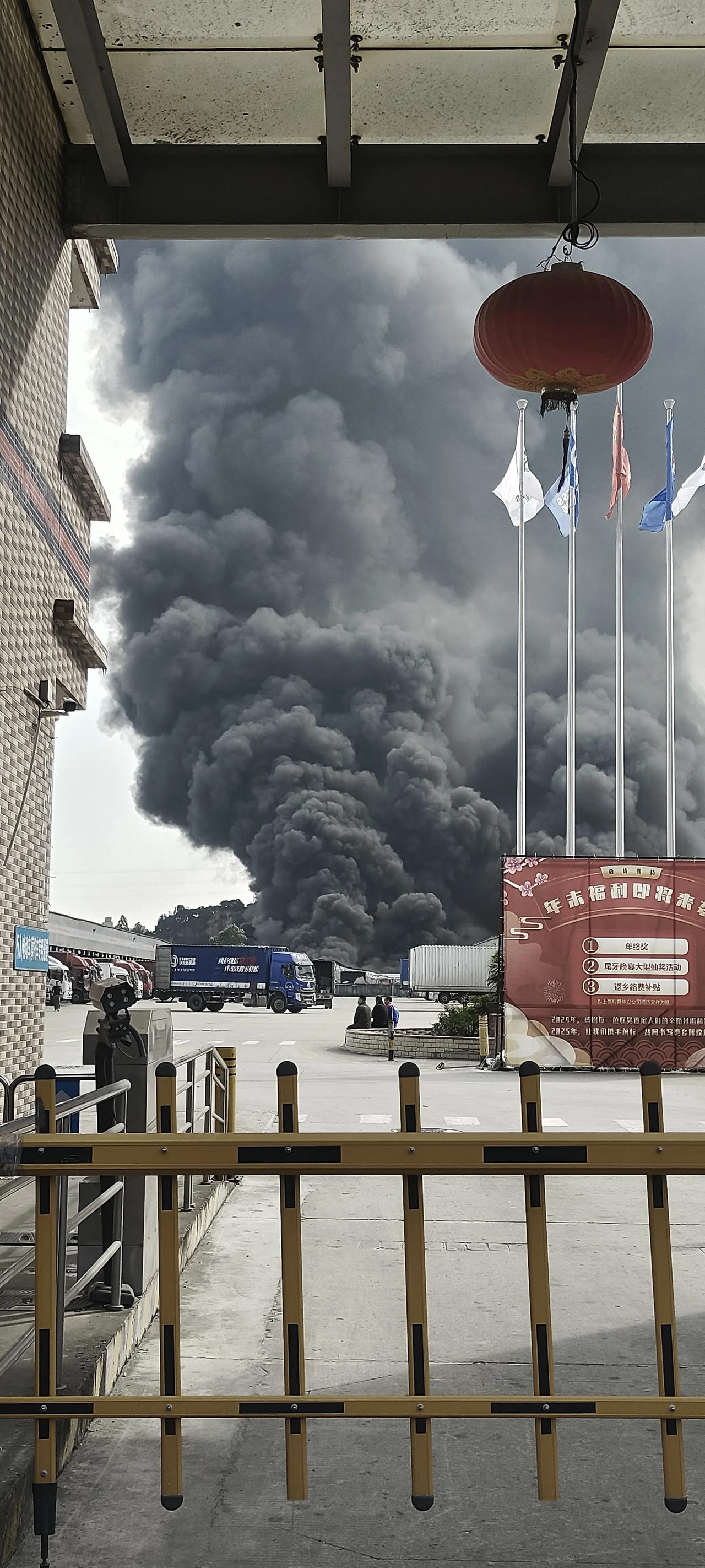 东莞虎门矮岗附近一物流园内的废品收购站发生火灾，烟雾弥漫的工业区浓烟滚滚，工业区