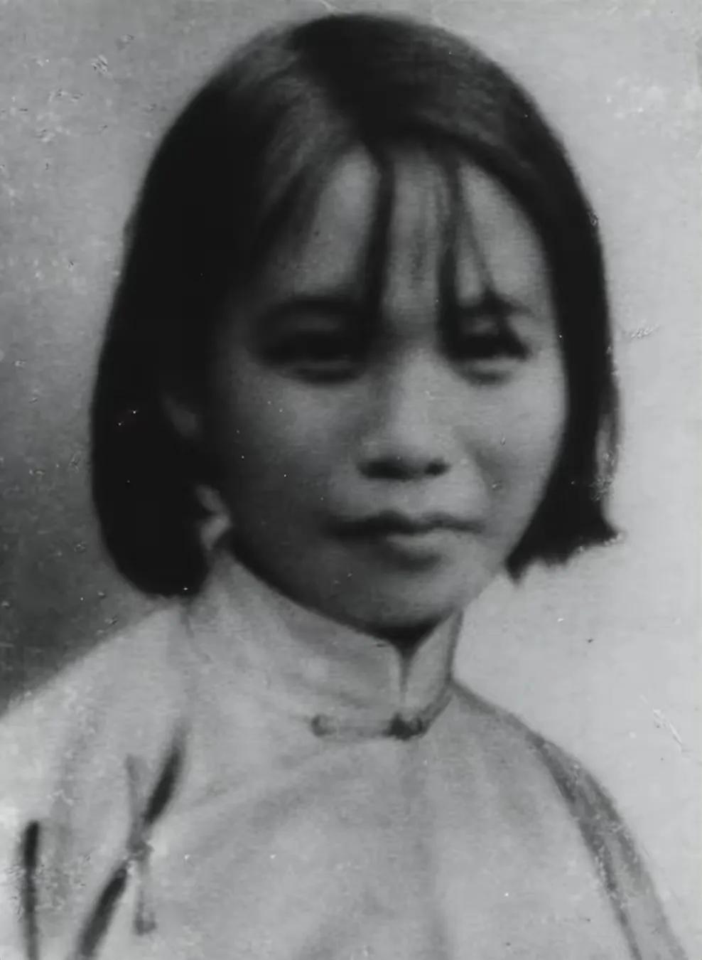 1943年，女战士许如梅被鬼子残忍地钉在树上。突然，鬼子放出一条狼狗，狼狗张着血