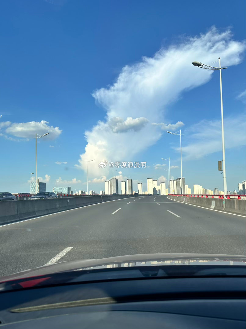 燃烧的陀螺仪 早安今天的云☁️也很有特色