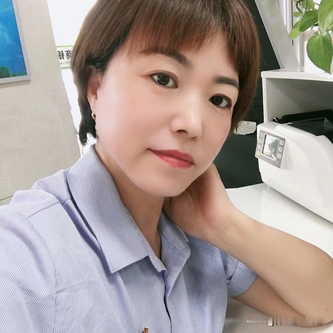在银行工作,什么岗位最好?个人亲测，我觉得大堂经理最好。

我是银行退休的，在银