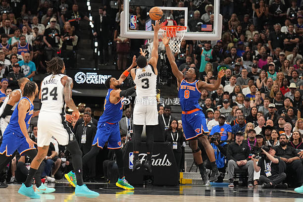 凯尔登-约翰逊（Keldon Johnson）在圣安东尼奥马刺度过了一个强劲的赛